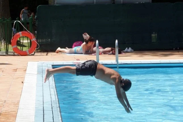 pileta, agua, verano, salto,
